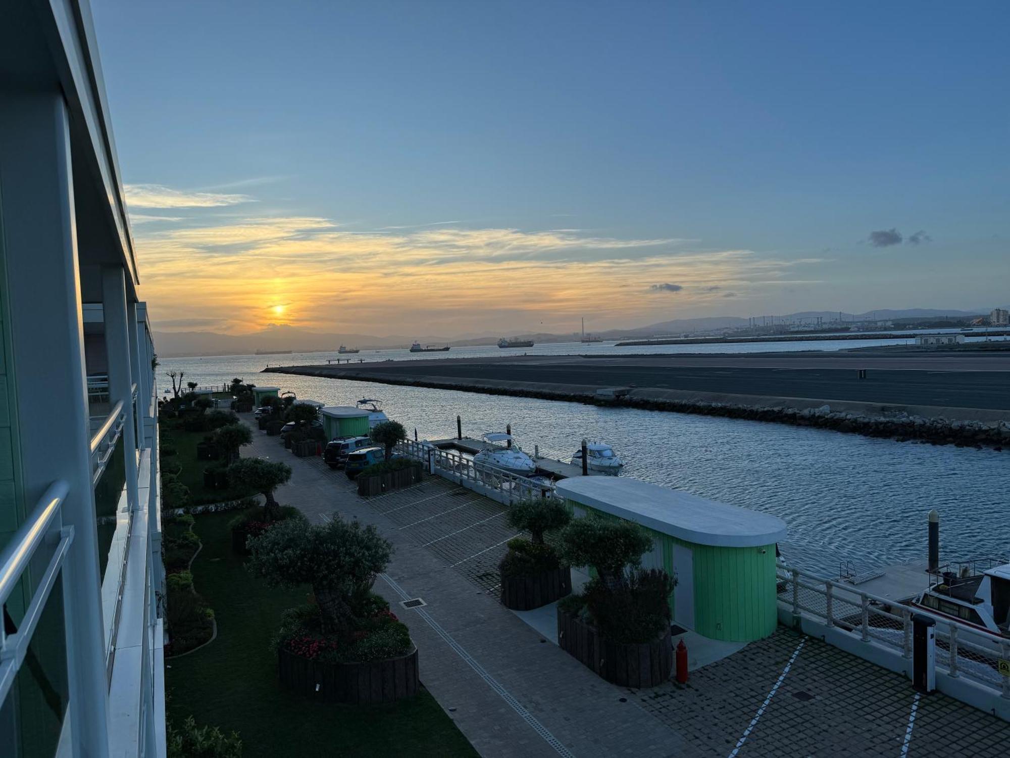 Marina Club Luxury Private Studio With Pool And Incredible Views Gibraltar Extérieur photo